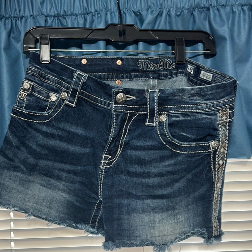 Miss Me
Mid Rise Curvy Fit
28” Waist
3 3/4” Inseam